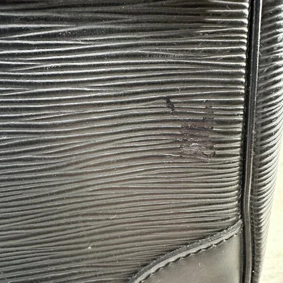 Authentic Louis Vuitton Segur Epi Leather Shoulder Bag - Picture 9 of 16